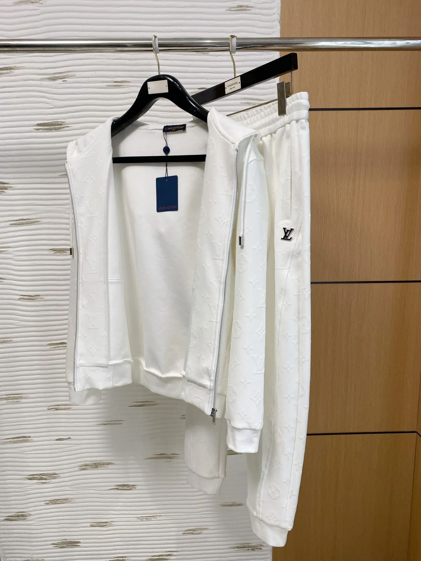 🅿️720 LV 2025 autumn and winter new counter, the same casual Tencel cotton fabric suit, breathable, comfortable and casual! Full of high-end feel! The details are exquisite and high-end, and the workmanship is impeccable! The original high-end fabric is very high-end! The fabric is crisp, anti-wrinkle and wear-resistant, warm, neat and stylish. Everyone must buy a set this autumn and winter. They must look cool and cool when wearing it. This is a model that we highly recommend! M-3XL
